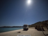 plays escondida in the moonlight